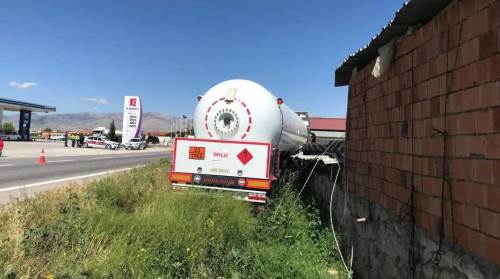 Afyon’da LPG yüklü tanker korkuttu: Evin bahçe duvarına çarptı!