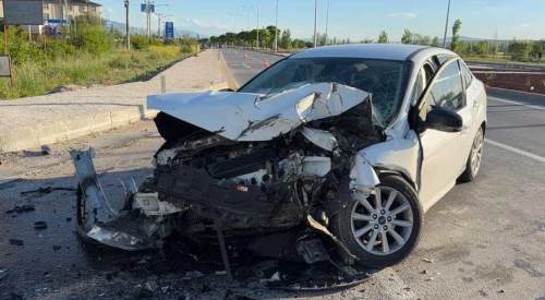 Afyon'da otomobilin tur otobüsüne çarptığı kazada faciadan dönüldü