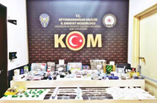 Afyon'da polis binlerce kaçak telefon parçası ele geçirdi