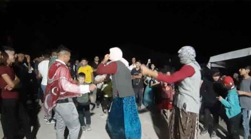 Afyon'da şaşırtan düğün geleneği: Erkekler kadın kılığına girip...