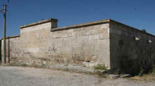 Afyon'da tarihi kervansarayda tadilat skandalı!