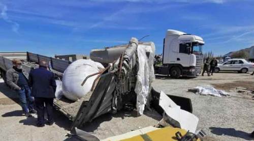 Afyon'da tırlar kafa kafaya çarpıştı, feci şekilde can verdiler!