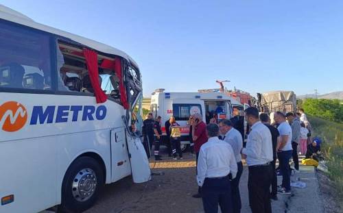 Afyon'da yolcu otobüsü ve tırın karıştığı zincirleme kazada 24 kişi yaralandı