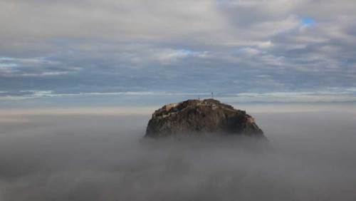 Afyon'daki tarihi kale sislerin içinde adeta kayboldu