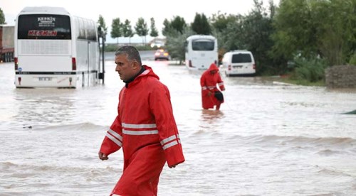 Afyon-Denizli yolunu sel vurdu