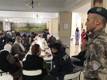 Afyon Emniyeti’Nden Huzurevine Duygulandıran Operasyon
