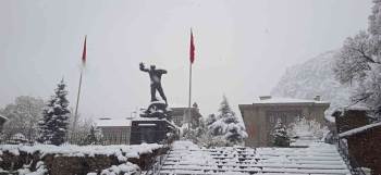 Afyonkarahisar’A Yağan Kar Şehir Dışında Misafir Çekiyor
