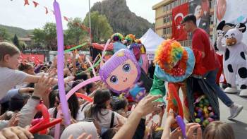 Afyonkarahisar Belediyesi’Nden 23 Nisan Şenliği
