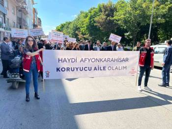Afyonkarahisar’Da ‘Koruyucu Aile Modeline’ Yürüyerek Dikkat Çektiler
