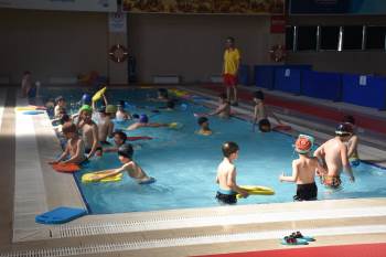 Afyonkarahisar’Da ‘Yüzme Bilmeyen Kalmasın’ Projesi Başladı
