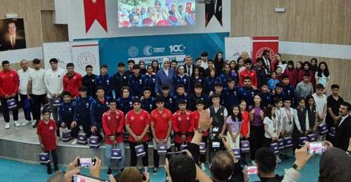  Afyonkarahisar’da 180 başarılı öğrenci ödüllendirildi