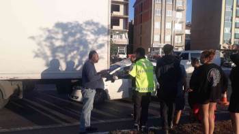 Afyonkarahisar’Da 2 Otomobil, 1 Kamyonun Karıştığı Kazada Karayolu Kapandı
