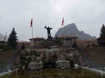 Afyonkarahisar’Da 2023 Yılı Parçalı Bulutlu Bir Havayla Geçirdi
