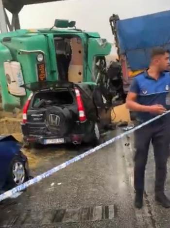 Afyonkarahisar’Da 9 Araçlı Zincirleme Kaza: 2 Ölü, 12 Yaralı
