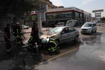 Afyonkarahisar’Da Araç Yangını Ucuz Atlatıldı
