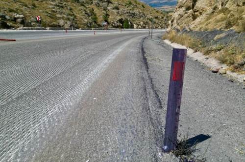 Afyonkarahisar’da araçları mor renge boyayan yolu böyle düzelttiler!