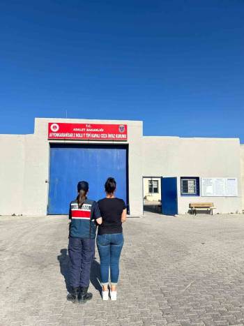 Afyonkarahisar’Da Aranan Şahsı Jandarma Yakaladı
