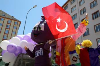 Afyonkarahisar’Da Bayram Coşkusu Balkonlara Taşındı

