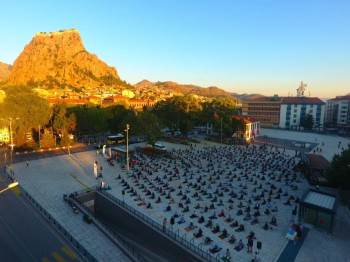 Afyonkarahisar’Da Bayram Namazı Meydanda Kılındı
