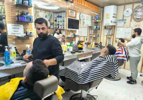 Afyonkarahisar'da bayram sabahı kuaförün yolunu tuttular