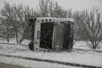 Afyonkarahisar’Da Belediye Otobüsü Devrildi
