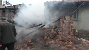 Afyonkarahisar’Da Bir Evde Çıkan Yangın Mahalle Halkını Korkuttu
