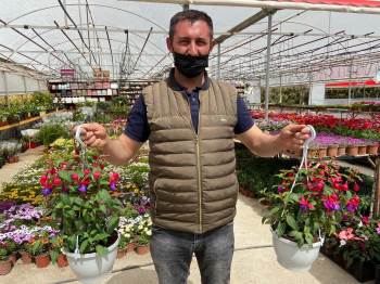 Afyonkarahisar’Da Çiçekçiler Sezona Hazır
