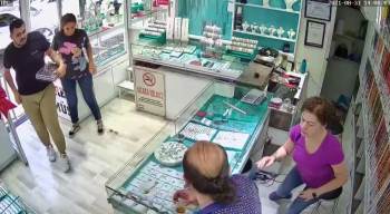 Afyonkarahisar’Da Deprem Anında Yaşananlar Güvenlik Kamerasında
