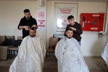 Afyonkarahisar’Da Depremzedelere Ücretsiz Tıraş Hizmeti
