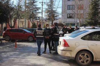 Afyonkarahisar’Da Eğlence Merkezinde "Damsız Girilmez" Kavgası: 2 Yaralı
