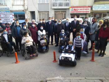 Afyonkarahisar’Da Engelli 4 Bireye Akülü Araç Hediye Edildi
