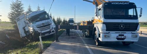 Afyonkarahisar’da ev eşyası yüklü tır şarampole devrildi