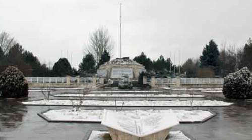 Afyonkarahisar'da fırtınada Atatürk Anıtı devrildi