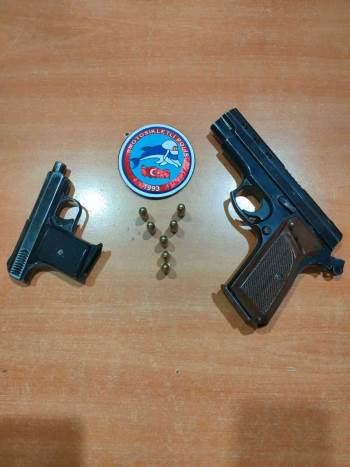 Afyonkarahisar’Da Galericinin Üzerinden İki Adet Ruhsatsız Tabanca Çıktı
