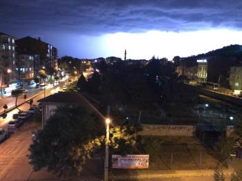 Afyonkarahisar’Da Gök Gürültülü Sağanak Yağış Etkili Oldu
