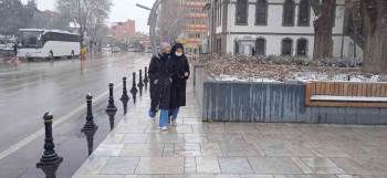 Afyonkarahisar’Da Günlerdir Uyarısı Yapılan Kar Yağışı Başladı
