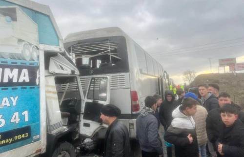 Afyonkarahisar’da halk otobüsüne çarptı: Yaralılar var