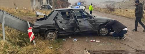 Afyonkarahisar’da hurdaya dönen araçta 3 kişi yaralandı