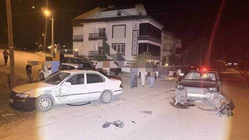 Afyonkarahisar'da iki otomobil çarpıştı: 3 yaralı