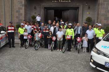 Afyonkarahisar’Da Jandarmadan 5 Çocuğa Bisiklet
