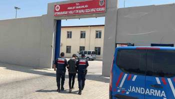 Afyonkarahisar’Da Kaçak Hırsız Çatı Katında Yakalandı
