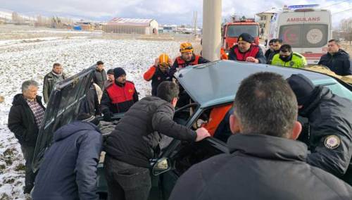 Afyonkarahisar’da kağıt gibi ezilen Tofaş otomobilde 4 kişi yaralandı