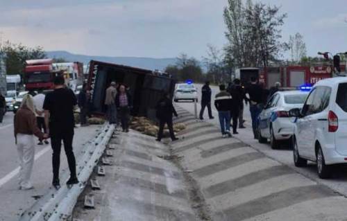 Afyonkarahisar’da kamyon kazasında 53 koyun telef oldu, 1 yaralı