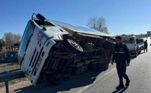 Afyonkarahisar’da kamyonet bariyerlere çarpıp devrildi