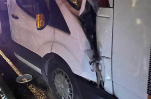 Afyonkarahisar’da kamyonet yolcu otobüsüne çarptı: 7 yaralı