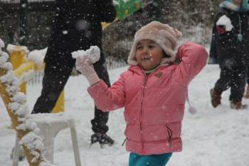 Afyonkarahisar’Da Kar Kalınlığı 10 Santimetreyi Geçti
