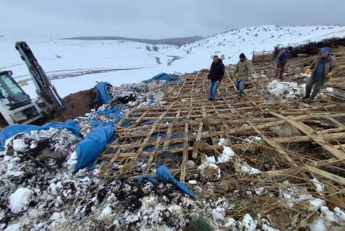 Afyonkarahisar'da kar yağışı can aldı: Enkaz altında kaldılar