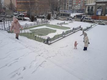 Afyonkarahisar’Da Kar Yağışı Etkili Oldu
