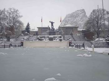 Afyonkarahisar’Da Kar Yağışı Etkili Oldu
