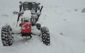 Afyonkarahisar’Da Karla Mücadele Ekipleri Teyakkuzda
